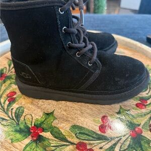 UGG  neumel black high side zip lace front Sherpa ankle size 2